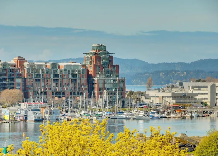 West Coast Loft With Rooftop Patio + Harbour View