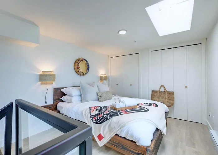 West Coast Loft With Rooftop Patio + Harbour View