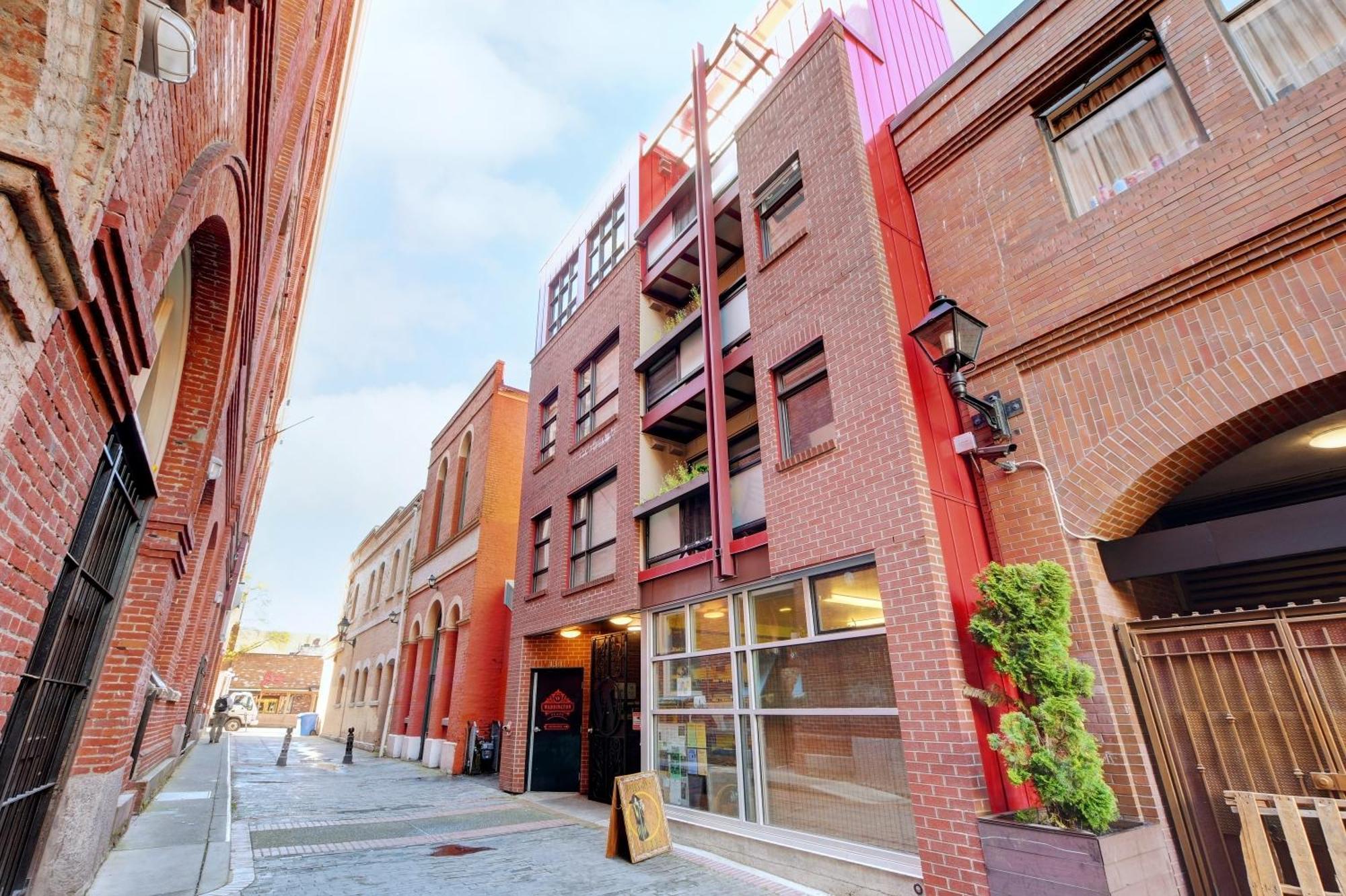 West Coast Loft With Rooftop Patio + Harbour View Apartment Victoria