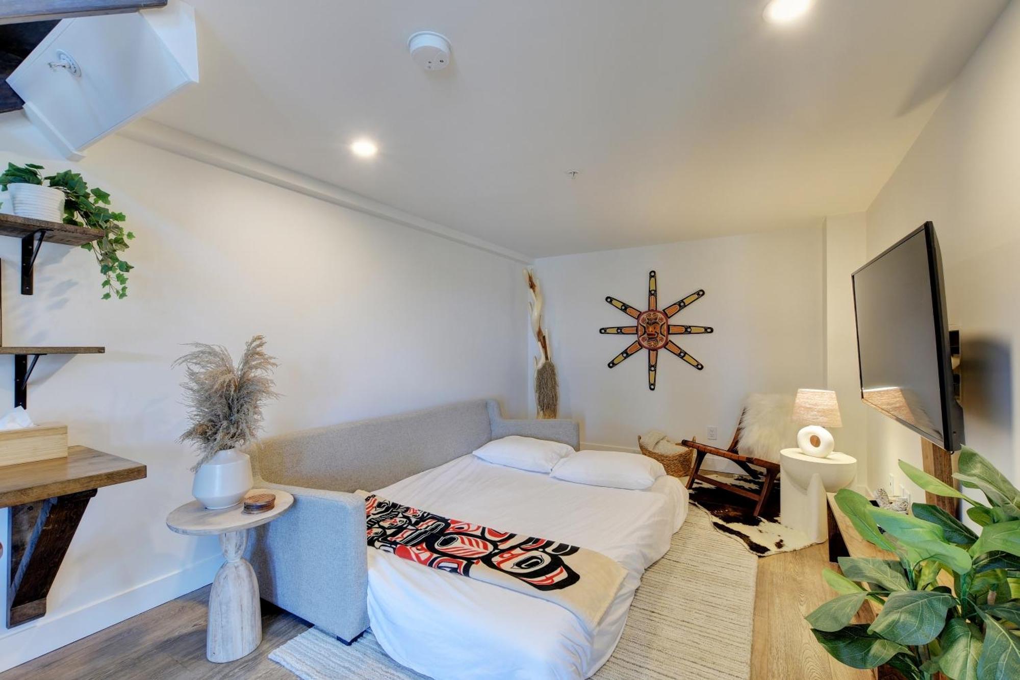 West Coast Loft With Rooftop Patio + Harbour View Apartment