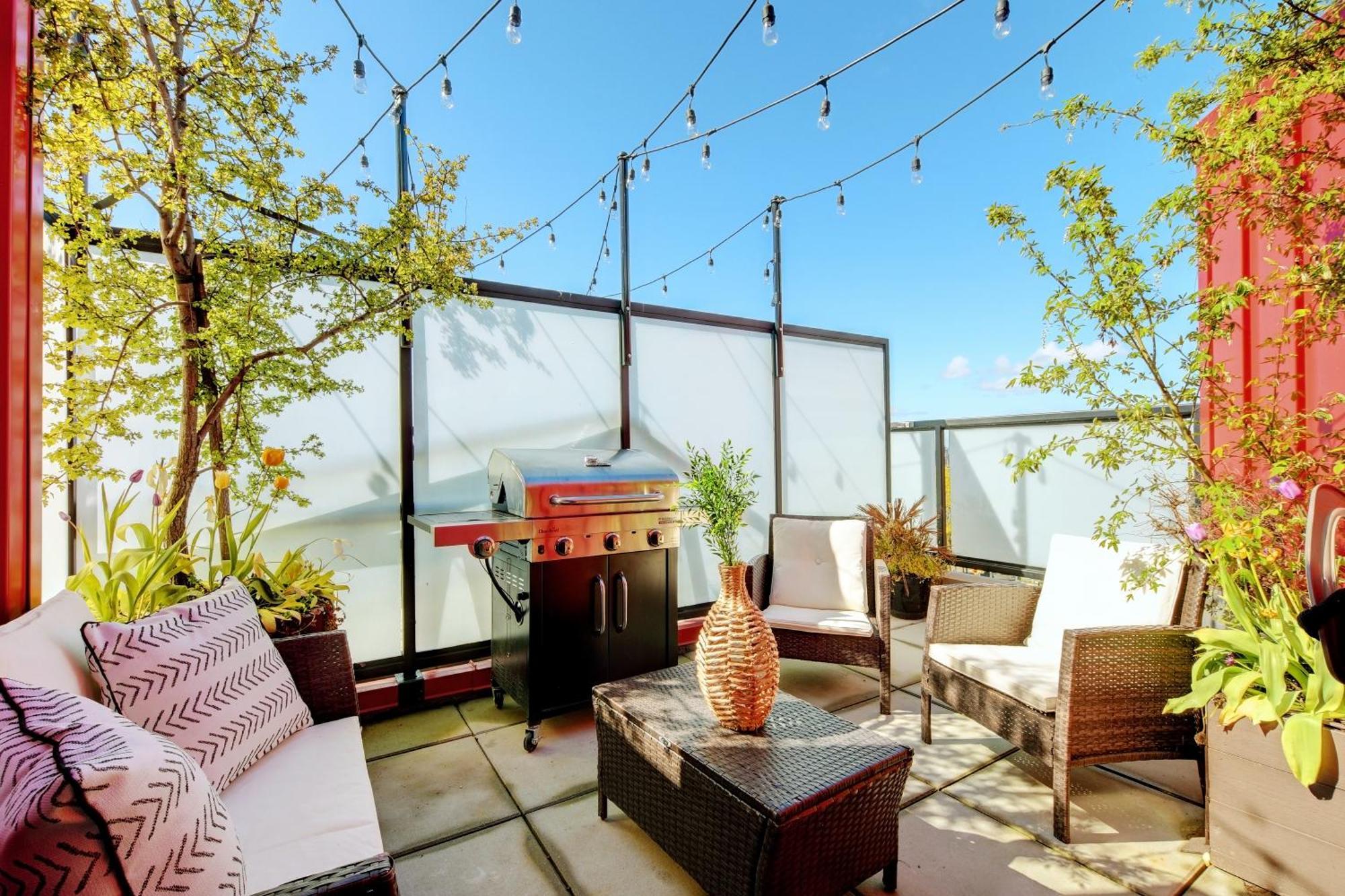 West Coast Loft With Rooftop Patio + Harbour View *
