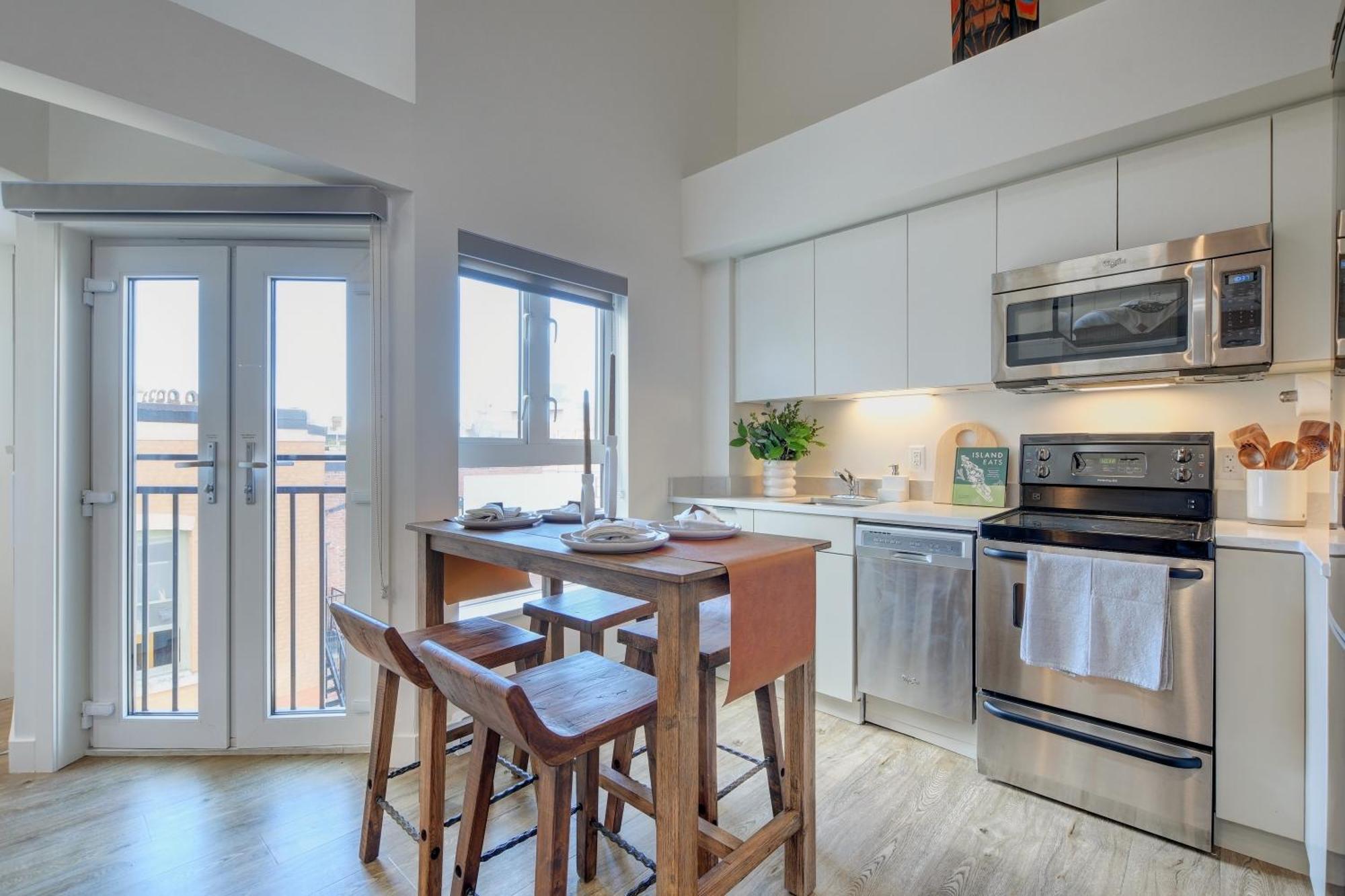 West Coast Loft With Rooftop Patio + Harbour View *