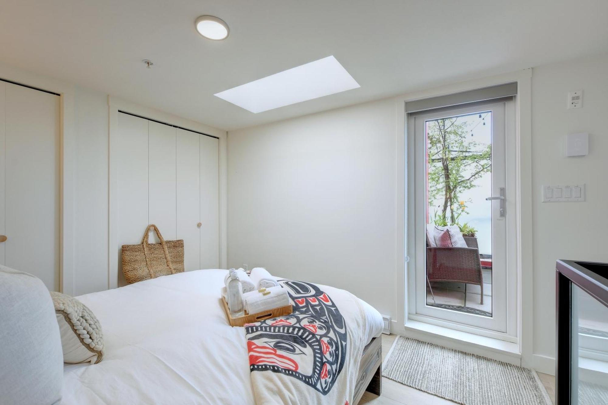 Apartment West Coast Loft With Rooftop Patio + Harbour View