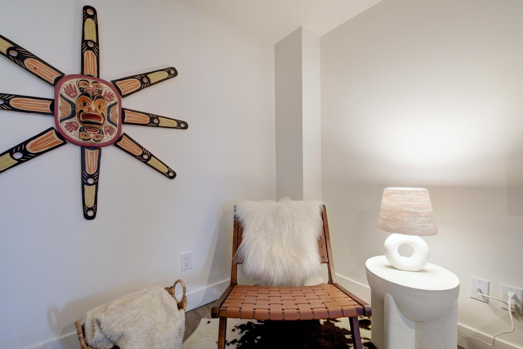 West Coast Loft With Rooftop Patio + Harbour View Apartment *