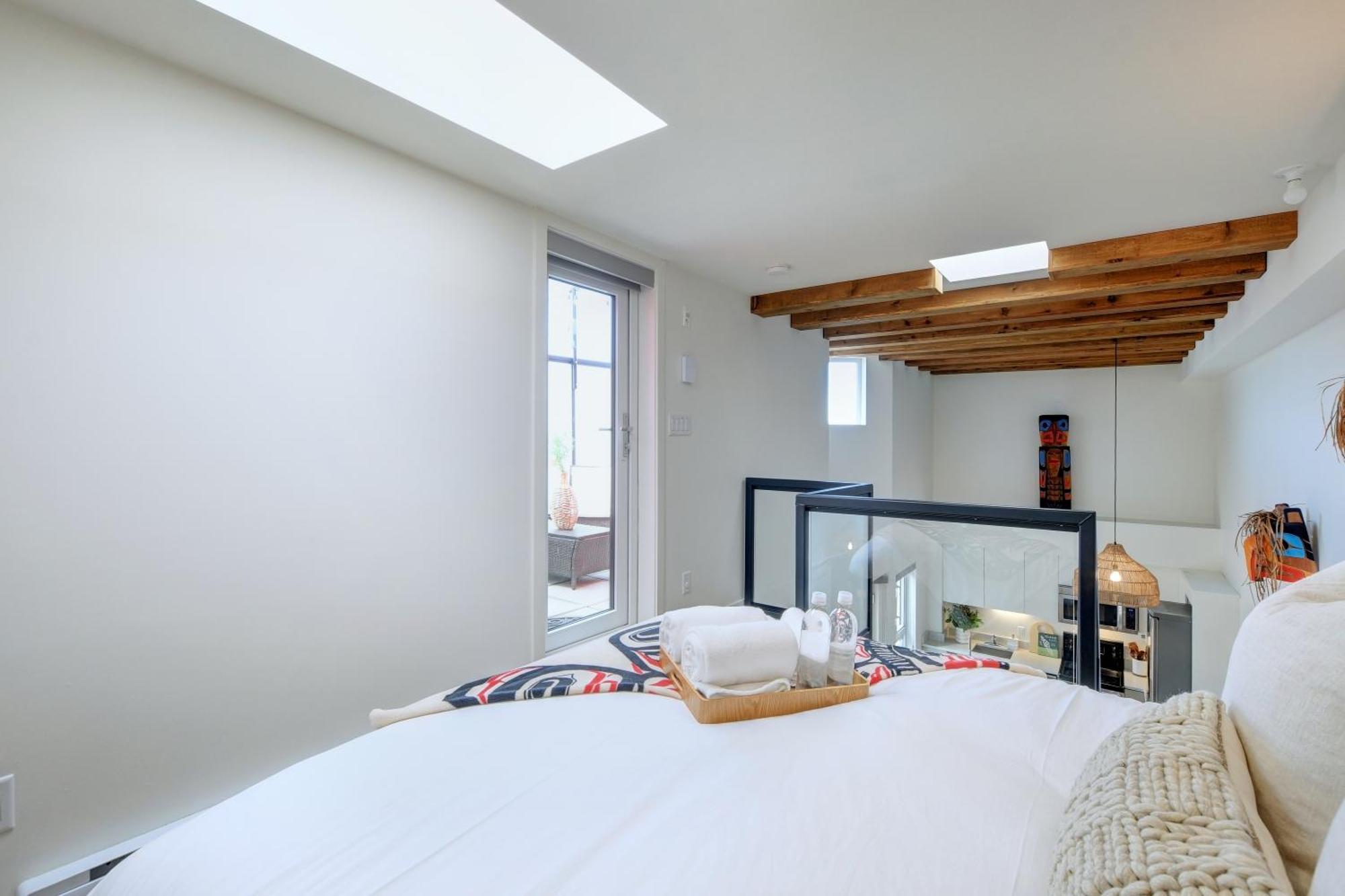West Coast Loft With Rooftop Patio + Harbour View Apartment
